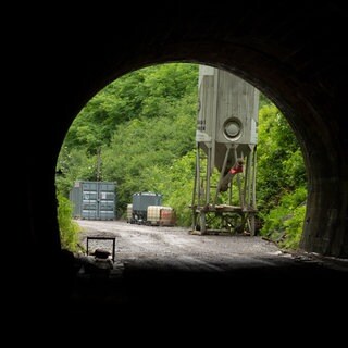 Der Eingang zu einen Tunnel der stillgelegten Hermann-Hesse Bahn zwischen Calw und Weil der Stadt. Der Tunnel Fuchsklinge wird reaktiviert. Auf der Strecke sollen 2025 wieder Züge fahren.