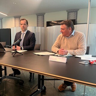 Der Mainzer Oberbürgermeister Nino Hasse (parteilos) und Finanzdezernent Günter Beck berichten über den abgelehnten Haushalt für das Jahr 2025.