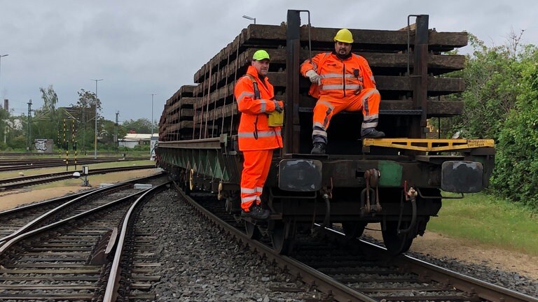 Ein anderer Rangiertrupp der Hafenbahn bringt Eisenbahn-Schwellen zur Verbrennung. 