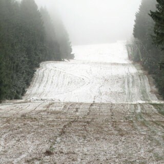 Der erste Schnee ist gefallen. Auf dem Erbeskopf im Hunsrück laufen die Vorbereitungen zum Skifahren in der Wintersportsaison.