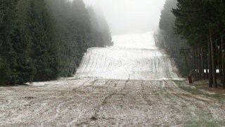 Der erste Schnee ist gefallen. Auf dem Erbeskopf im Hunsrück laufen die Vorbereitungen zum Skifahren in der Wintersportsaison.