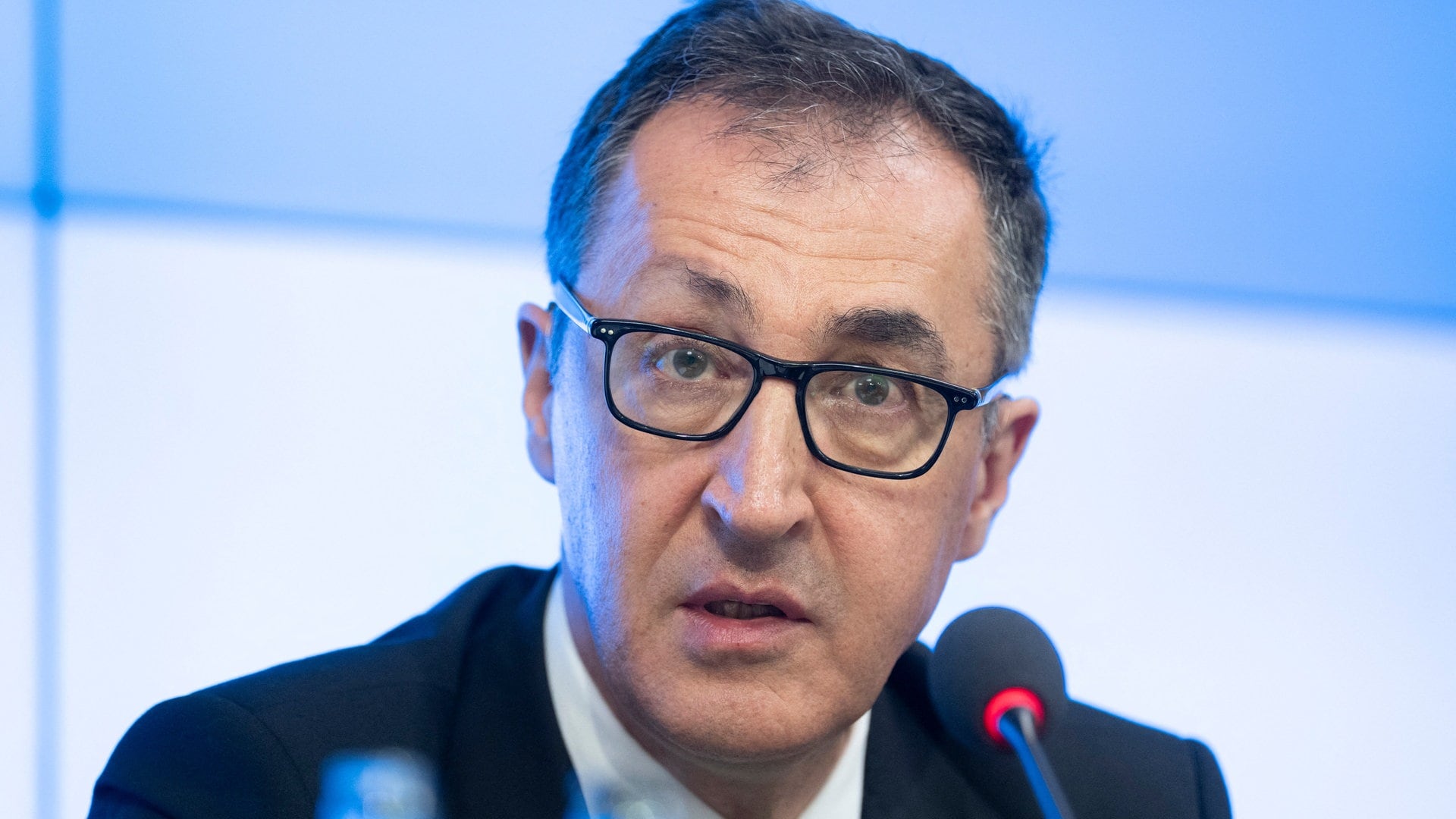 Özdemir fehlt bei Investorengipfel von Merz - Opposition empört