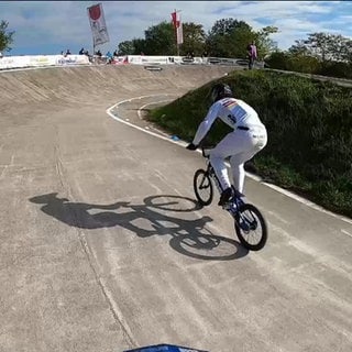 BMX-Radsportler Emil auf der Rennbahn