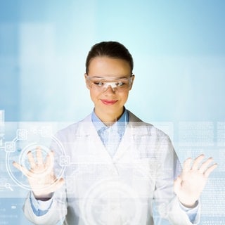 Eine Wissenschaftlerin arbeitet an einem transparenten Touchscreen. Forschende fürchten zunehmend den Kontrollverlust über die Verwertung ihrer Ergebnisse.