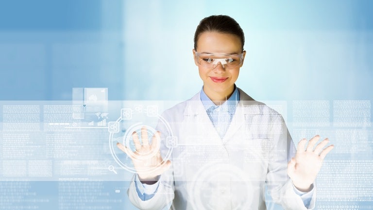 Eine Wissenschaftlerin arbeitet an einem transparenten Touchscreen. Forschende fürchten zunehmend den Kontrollverlust über die Verwertung ihrer Ergebnisse.