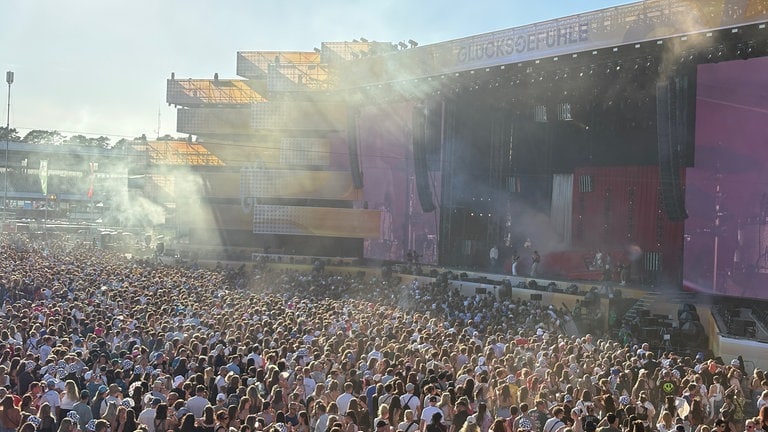 Tausenden von Menschen beim Gücksgefühle-Festival auf Hockenheimring