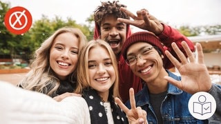 Das ist ein Beispiel·bild: Vier junge Menschen lachen in die Kamera. Ein Mädchen macht mit der Hand das V-Zeichen für Sieg. Rechts das SWR Logo für Leichte Sprache. 