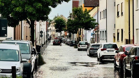 Die Kettelerstraße in Vierheim ist nach dem Starkregen überflutet