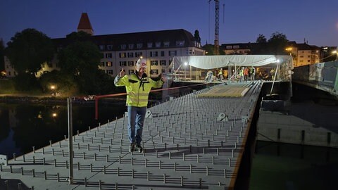 Sichtlich stolz: Projektleiter Timo Roth steht auf den eingesetzten Stahlverbindungen der Gänstorbrücke über der Donau zwischen Ulm und Neu-Ulm.