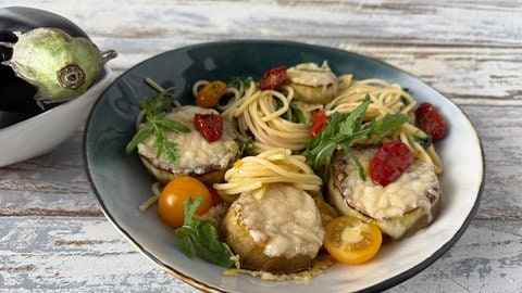 Spaghetti mit Tomaten, gebackenen Auberginen und Rucola