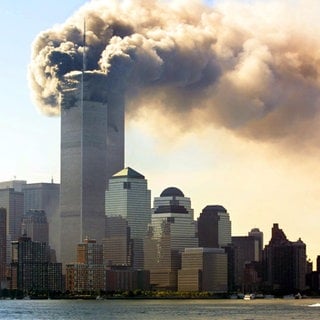Blick auf das brennende World Trade Center in New York nach dem Anschlag am 11.9.2001.