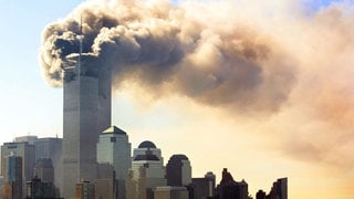 Blick auf das brennende World Trade Center in New York nach dem Anschlag am 11.9.2001.