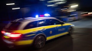 Ein Polizeiauto mit Blaulicht in der Nacht (Symbolbild). Ein 22-Jähriger ist vor der Polizei geflohen. Er lieferte sich in Heilbronn eine wilde Verfolgungsjagd.