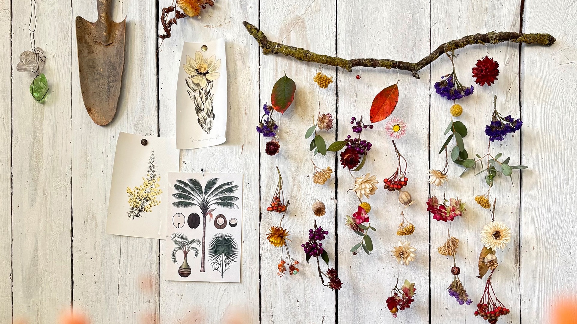 Herbstgirlande aus Blüten, Blättern, Ästen und Perlen