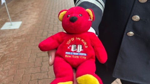 Ein Überbleibsel aus den Trümmern des World Trade Centers - ein Teddy aus dem Souveniershop. Auf dem roten Teddy steht "TOP OF THE WORLD, WORLD TRADE CENTER, New York City"