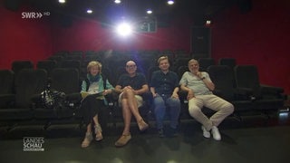 Kinobesitzer Wolfgang Stemann und Klaus Endres mit Freunden