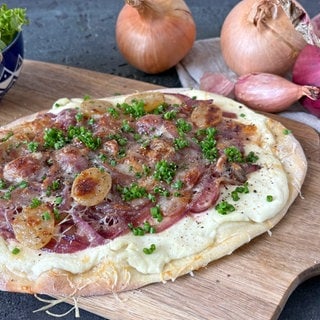 Zwiebelküchlein mit Trauben und Schmand