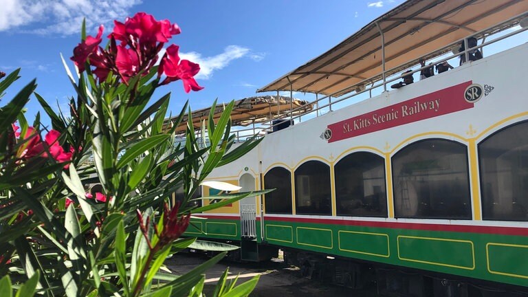 Erst seit Ende 2002 fährt der Touristenzug mit seinen Doppelstockwagen über die Insel. 