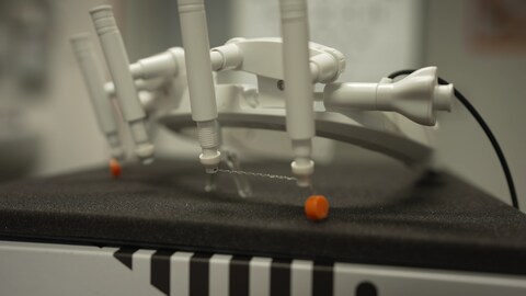 Das Gerät mit welchem an der Universität Mainz die Elektrostimulation als Therapie für grünen Star erprobt wird. 