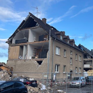 Zwei mehrstöckige Häuser in Höhr-Grenzhausen, deren Außenfassade ist durch den Tornado teils eingestürzt.