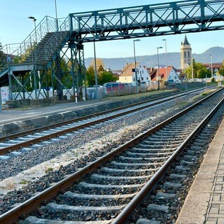 Ein leeres Gleis am Hauptbahnhof Balingen. Im Hintergrund die Stadtkirche. Bahnreisen leiden unter Zugverspätungen.