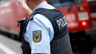 Die Polizei sucht nach dem Unbekannten, der einem anderen Mann ins Ohr gebissen hat. (Symbolbild)