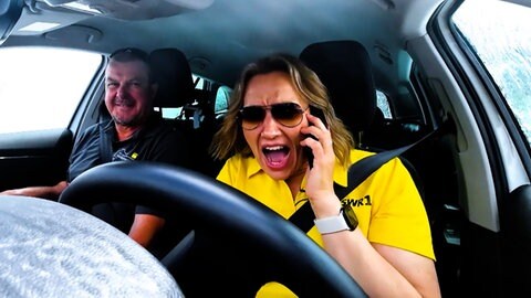SWR1 Moderatorin Steffi Stronczyk mit Handy am Steuer beim Selbstversuch am Nürburgring. | SWR1 RP und ADAC Mittelrhein informieren vom 10. bis 16. August bei der Aktion "Lenken statt liken" zur Ablenkung durchs Handy am Steuer. 