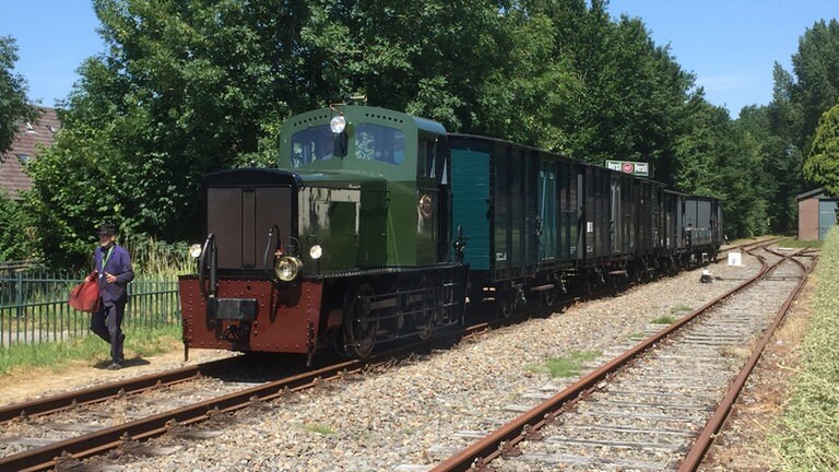 Gemächlich zieht die historische Diesellok 101 ihren Güterzug Richtung Hoorn. So waren früher die Kleinbahnen übers Land unterwegs.