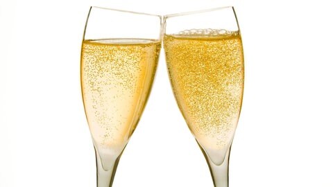 Champagner moussiert im Glas