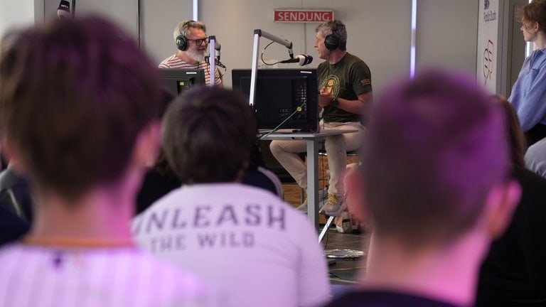 SWR Kultur „Treffpunkt Klassik“ mit Moderator Jörg Lengersdorf und dem ehemaligen deutschen Fußballschiedsrichter Markus Merk.
