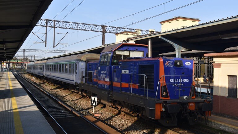 Diesellok SU42 im Bahnhof von Pila