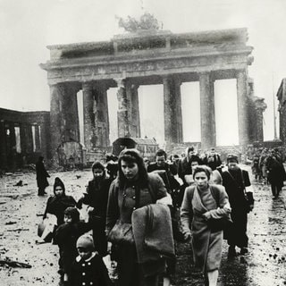 Frauen und Kinder vor dem Brandenburger Tor: Rückkehr ins zerstörte Berlin nach dem Kriegsende 1945