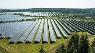 Dieses von EnBW zur Verfügung gestellte Foto zeigt den Solarpark Langenenslingen im Kreis Biberach. Baden-Württembergs größter Solarpark ist ans Netz gegangen. 