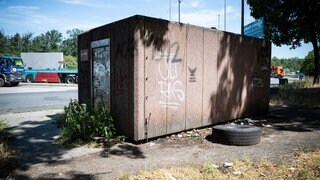 Fäkalien und Müll liegen hinter einem Toilettenhaus auf einem Autobahn-Rastplatz an der A3.
