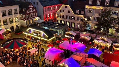 Der Weihnachtsmarkt in Offenburg. Die meisten Stände stehen auf dem Marktplatz.