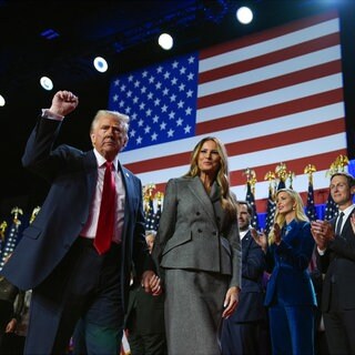Der republikanische Präsidentschaftskandidat und frühere US-Präsidentschaftskandidat Donald Trump (l-r) gestikuliert neben der ehemaligen First Lady Melania Trump bei einer Wahlparty zu den US-Wahlen im Palm Beach Convention Center.