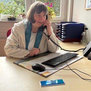Die Vorsitzende von FIN, Anne Beckermann, sitzt regelmäßig am Telefon, um Hilfe für Frauen zu bieten, die Gewalt erfahren haben.