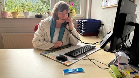 Die Vorsitzende von FIN, Anne Beckermann, sitzt regelmäßig am Telefon, um Hilfe für Frauen zu bieten, die Gewalt erfahren haben.