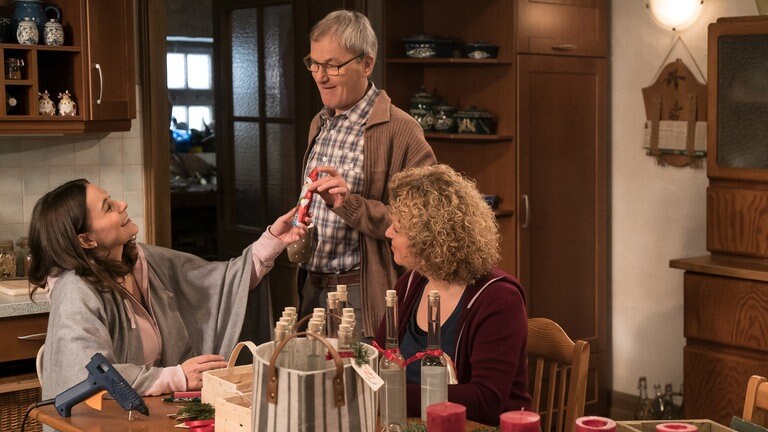 Jenny, Karl und Bea in der vorweihnachtlichen Fallerküche