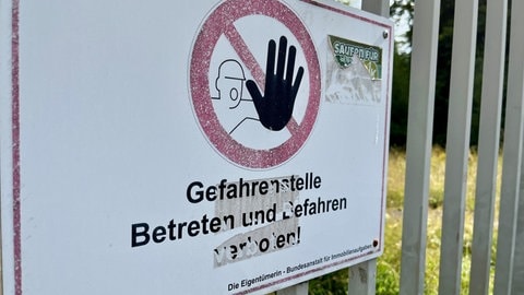 Ein Schild am Militärgelände bei Kriegsfeld im Donnersbergkreis. Das steht seit 16 Jahren leer. 