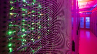 LEDs leuchten in einem Serverschrank in einem Rechenzentrum. In Baden-Württemberg können einige Digitalisierungsprojekte nicht starten, weil das Geld fehlt. (Symbolbild)