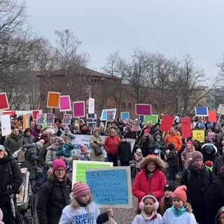 Etwa 300 Menschen haben in Kaiserslautern gegen das neue Kita-Gesetz demonstriert.