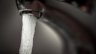 Aus einem Wasserhahn fließt Wasser. In Baden-Württemberg ist Trinkwasser immer öfter verunreinigt. 
