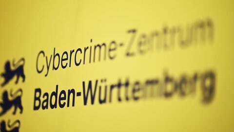Der Tatverdächtige befindet sich auf der Grundlage eines vom Cybercrime-Zentrum erwirkten Haftbefehls in Untersuchungshaft.