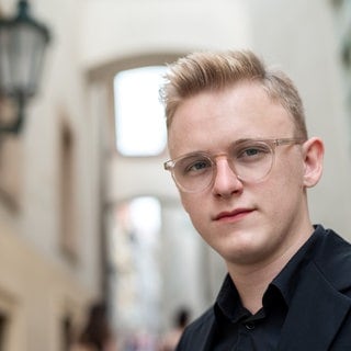 Der tschechische Pianist Jan Čmejla wird ab Januar 2026 drei Jahre lang als SWR Kultur New Talent mit Konzertengagements, Studioproduktionen und Medienpräsenz gefördert.