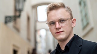 Der tschechische Pianist Jan Čmejla wird ab Januar 2026 drei Jahre lang als SWR Kultur New Talent mit Konzertengagements, Studioproduktionen und Medienpräsenz gefördert.