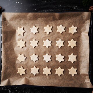 Backblech mit Backpapier und Plätzchen