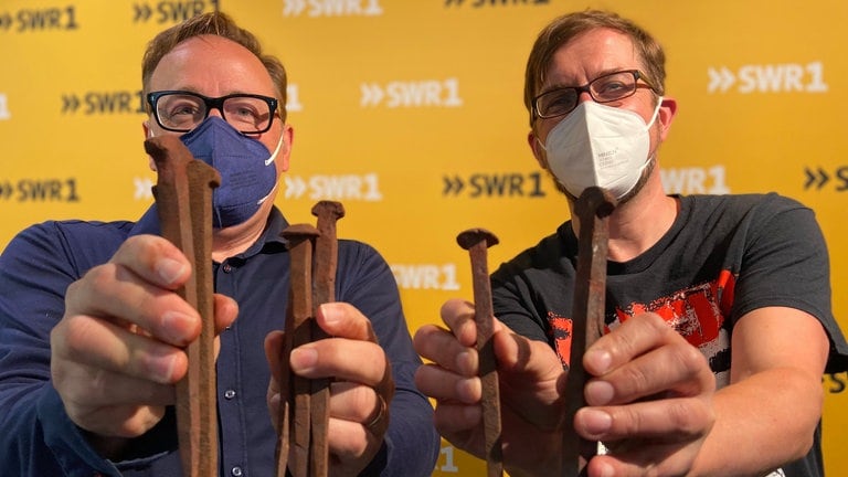 Olly Krimmel und Ingo Lege mit alten Nägeln