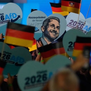 Teilnehmer warten auf den Beginn des Wahlkampfauftakts der AfD Sachsen-Anhalt und schwenken Deutschlandfahnen und halten Herzen mit dem Porträt des Spitzenkandidaten hoch. Die Landtagswahl in Sachsen-Anhalt fand am 06. September 2026 statt. 
