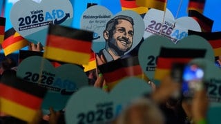 Teilnehmer warten auf den Beginn des Wahlkampfauftakts der AfD Sachsen-Anhalt und schwenken Deutschlandfahnen und halten Herzen mit dem Porträt des Spitzenkandidaten hoch. Die Landtagswahl in Sachsen-Anhalt fand am 06. September 2026 statt. 